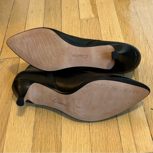 NWOT Clarks Linvale Sea Black Leather Kitten Heel Ankle Boots - Picture 5 of 8